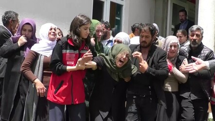 Babaları tarafından öldürülen 3 çocuk defnedildi! Annenin feryatları yürek yaktı - gundem