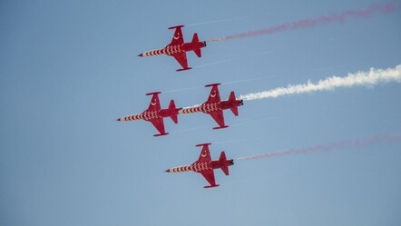 İstanbul Yeşilköy'de jet sesi duyulmasının nedeni prova uçuşu oldu! Sonik patlama sesleri duyuldu - gundem