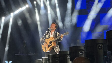 Şarkıcı Yalın’dan kariyerinin 20. yılına özel konser! Dinleyicilere unutulmaz bir gece yaşattı - magazin