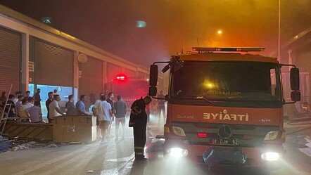 Adana'da film gibi olay! Önce kundakladı, sonra itfaiyenin önünü kesip ateş açtı - gundem