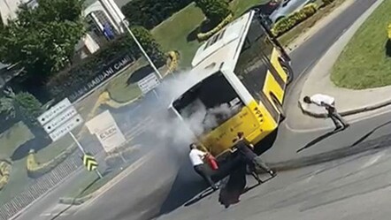 Maltepe'de İETT otobüsü yine yolda bıraktı! Bir anda motor kısmından dumanlar yükseldi - gundem