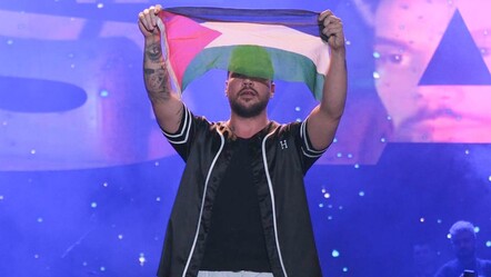 Sinan Akçıl konserinde ‘Özgür Filistin’ sloganları! Ünlü sanatçı bayrağı öpüp alnına koydu - magazin