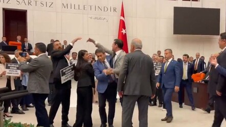 TBMM Genel Kurulu'nda arbede! DEM Partili vekiller kürsüyü işgal etti - gundem