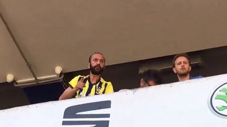 Fenerbahçe kongresine giden Sarp Akkaya taraftar ile tartıştı, küfürler savurdu - magazin