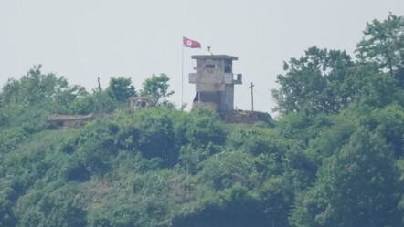 Balondan sonra yeni hamle! İki ülkenin sınırına dev hoparlörler yerleştirildi - dunya