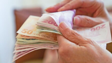 Emekliler merakla bekliyordu, bayram ikramiyeleri hesaplara yatıyor - ekonomi
