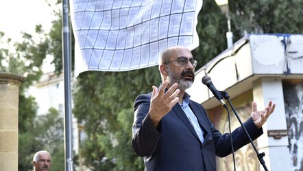 Yönetmen Zaim ölümü düşünmeye çağırıyor: Roman sayfalarını sanat eseri yaptı - kultur-sanat