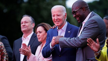 Biden dans sırasında dondu kaldı! George Floyd'un kardeşi omuz attı - dunya