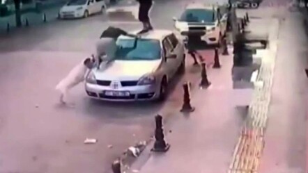 Köpek saldırısı kamerada! İki genci üzerine çıktıkları araç kurtardı - gundem