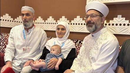 98 yaşında! Türkiye’den en yaşlı hacı adayı ile en küçük misafir buluştu - dunya