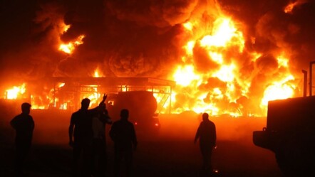 Irak'ta petrol rafinerisinde patlama! Alevler geceyi aydınlattı - dunya