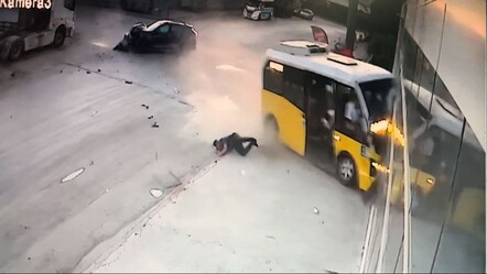 Hızla gelen otomobil minibüse çarptı! 1 yolcu camdan fırladı, çok sayıda yaralı var - t-otomobil