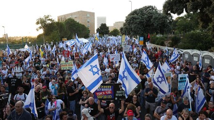Kabine dağıldı, İsrail'de kaos çıktı! Tel Aviv'de Netanyahu istifa sloganları - dunya