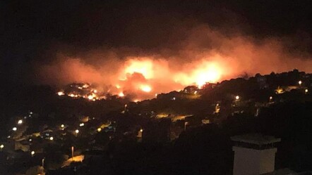 İzmir Dikili'de orman yangını yerleşim yerlerine sıçradı! Sitedekiler tahliye ediliyor... - gundem