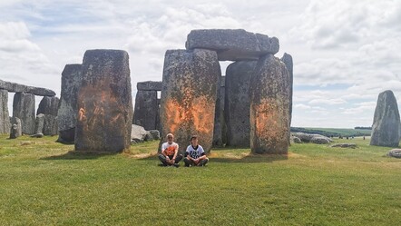 Çevre aktivistlerinden yeni protesto! Stonehenge'i turuncuya boyadılar - dunya
