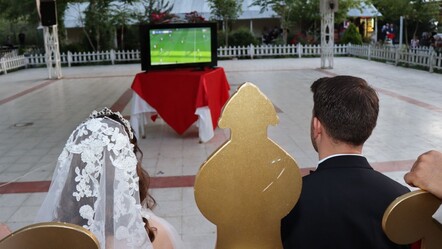 Düğüne 90 dakika milli maç arası! Pistin ortasında davetlilerle birlikte izlediler - gundem