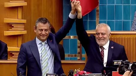 Rozetini bizzat Özgür Özel taktı! Eski HDP'li Müslüm Doğan CHP'ye katıldı - politika