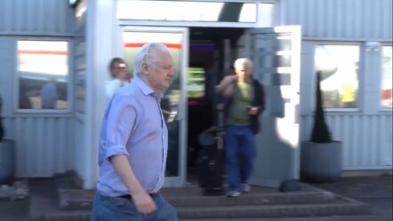 WikiLeaks kurucusu 52 yaşındaki Julian Assange, serbest bırakıldı - dunya