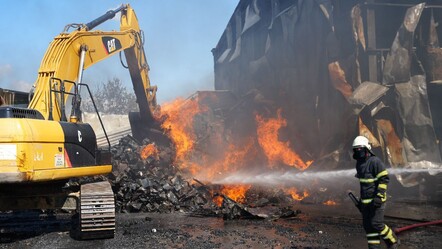 Gebze'de fabrika yangını! Ev ve araçlar küle döndü - haberler