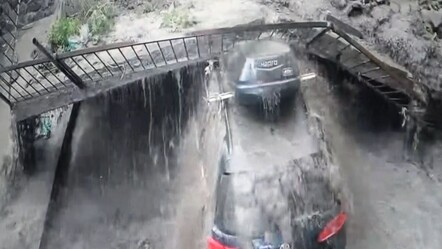 Ölüm adeta teğet geçti! Çöken istinat duvarının altında kalmaktan son anda kurtuldular - gundem