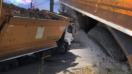 Asfalt değil bataklık... Kamyon, çöken yola saplandı - dunya