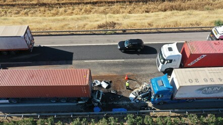 TAG Otoyolu'nda feci kaza! İki tır arasındaki faciada 3 kişi öldü - gundem