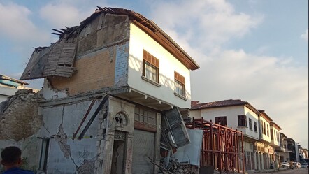 Hatay'da depremden ağır hasar alan bina çöktü - emlak