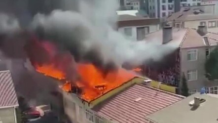 İstanbul'da korkutan anlar! Patlama sesleri duyuldu... Çatıların alev alev yandığı anlar kamerada - gundem