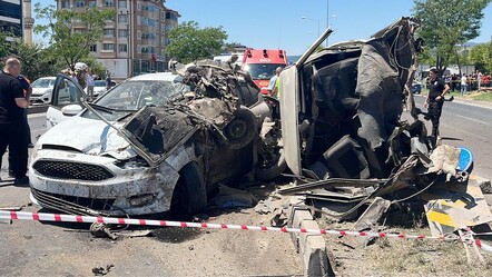 Katliam gibi kazada otomobil ikiye ayrıldı: 2 ölü, 3 yaralı - gundem
