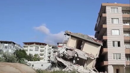 Hatay'da ağır hasarlı binanın yıkımında facianın eşiğinden dönüldü - gundem