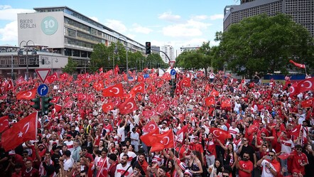 Berlin sokaklarındaki Türk taraftarlar 