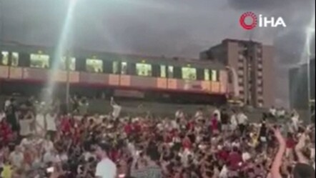 Makinist Marmaray'ı durdurdu, milli maçı taraftarla beraber izledi - gundem