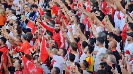 Alman rejisi Türkiye-Hollanda maçı seremonisinde bozkurt yapan Türk taraftarlara ambargo uyguladı - spor