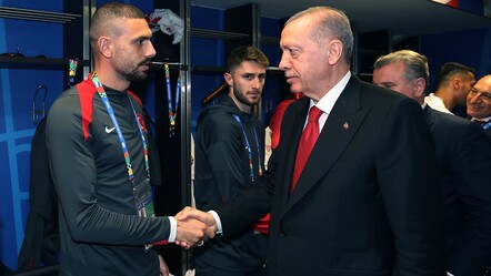 Cumhurbaşkanı Erdoğan Avrupa Şampiyonası'na çeyrek finalde veda eden milli takımı soyunma odasında ziyaret etti - spor
