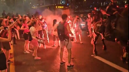 İsrail sokakları bir kez daha karıştı! Atlı polisler, Netanyahu karşıtlarına saldırdı - dunya