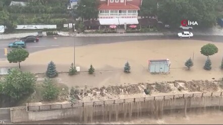 Meteoroloji sarı kodla uyarmıştı! Sağanak yağışın vurduğu Gümüşhane'de karayolu kapandı - gundem