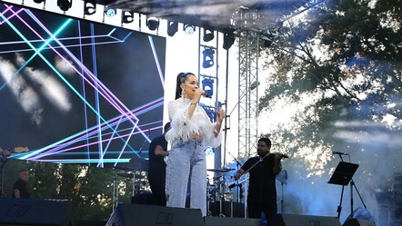 Van konserinde sahneye pet şişeler fırlatılan Bengü Edirne’de çiçeklere boğuldu - magazin