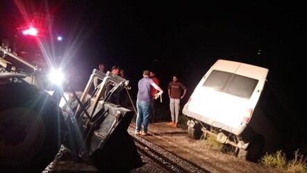 Van'da sele kapılan minibüs devrildi, yaralılar var - gundem