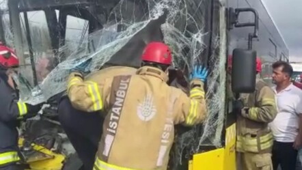 İstanbul'da feci kaza! İETT otobüsü tıra çarptı, yaralılar var - gundem
