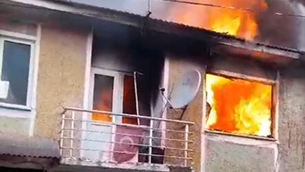 Alev topunun arasında mahsur kaldı! Yaşlı kadını komşuları kurtardı - yasam