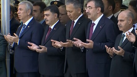 Cumhurbaşkanı Yardımcısı Cevdet Yılmaz'dan 15 Temmuz Şehitliği'ne ziyaret - gundem