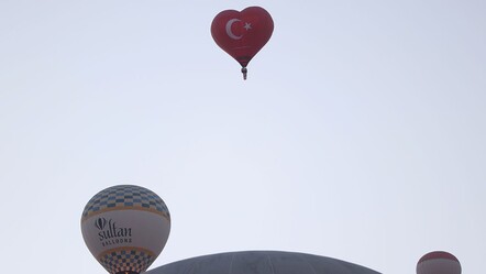 Kapadokya semalarında balonlarla 15 Temmuz mesajı verildi - kultur-sanat