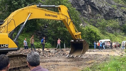 Trabzon'u heyelan vurdu! Araklı-Bayburt yolu ulaşıma kapandı - spor