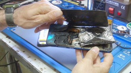 Cep telefonu tamir esnasında patladı, panik anı kameraya yansıdı! - dunya