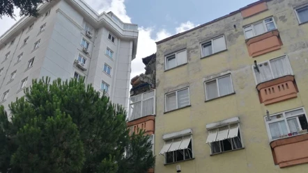 Kartal'da 4 katlı binanın balkonu çöktü! Binadakiler tahliye edildi - Yaşam