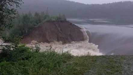 Rusya'da baraj patladı! Çatıda bekleyen bölge halkı tahliye edildi - Dünya