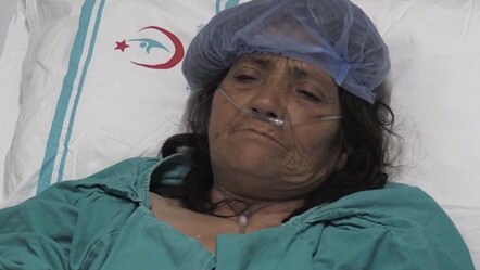 Balyanın arasından bir anda yılan çıktı! Hayvanlarını besleyen kadına kabusu yaşattı - gundem