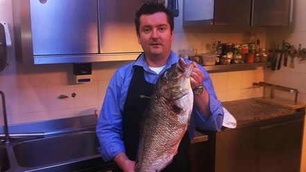 Ünlü şefi annesinin mezarının başında arı soktu, hayatını kaybetti - gundem