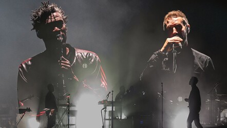 Massive Attack İngiltere'de aşırı sağcıların İslam karşıtı eylemlerine tepki gösterdi - dunya