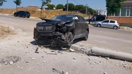 Motosiklet ile çarpışan Togg bariyerlere vurarak durabildi - t-otomobil